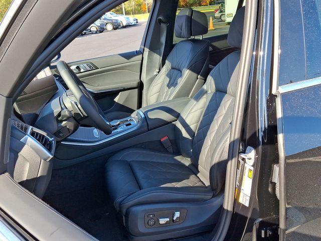 Photo of 2025 Black Sapphire Metallic BMW X5