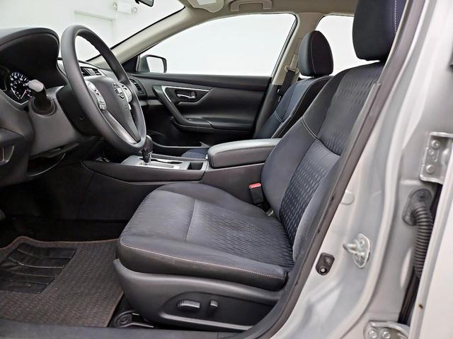 Photo of 2017 Silver Nissan Altima