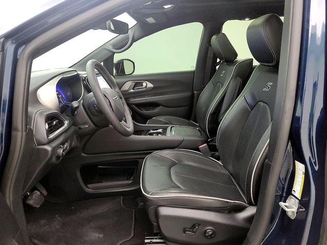 Photo of 2023 Blue Chrysler Pacifica