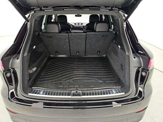 Photo of 2021 Black Porsche Cayenne