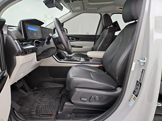 Photo of 2023 Gray Kia Carnival