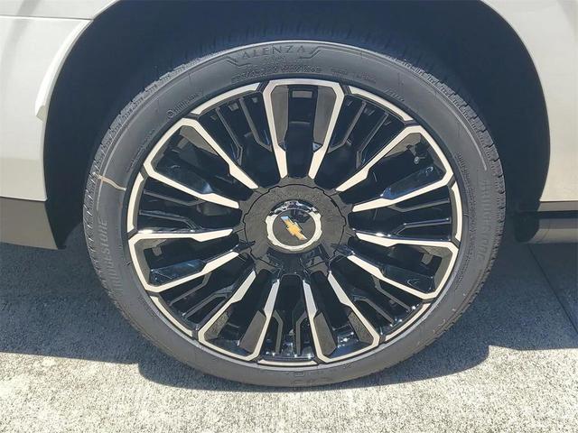 Photo of 2025 Iridescent Pearl Tricoat Chevrolet Suburban
