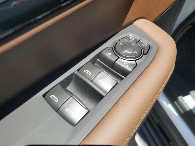 Photo of 2025 Iridescent Pearl Tricoat Chevrolet Suburban