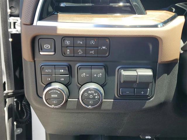 Photo of 2025 Iridescent Pearl Tricoat Chevrolet Suburban