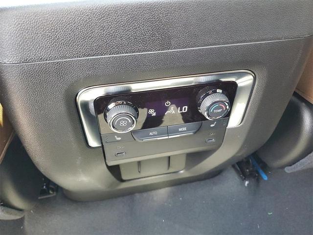 Photo of 2025 Iridescent Pearl Tricoat Chevrolet Suburban