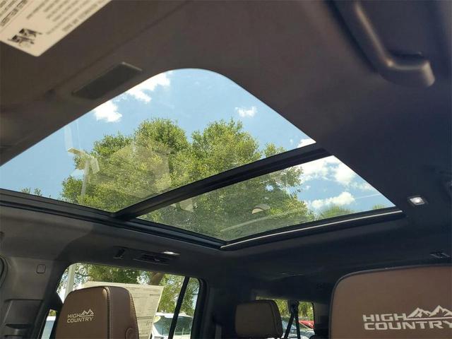 Photo of 2025 Iridescent Pearl Tricoat Chevrolet Suburban