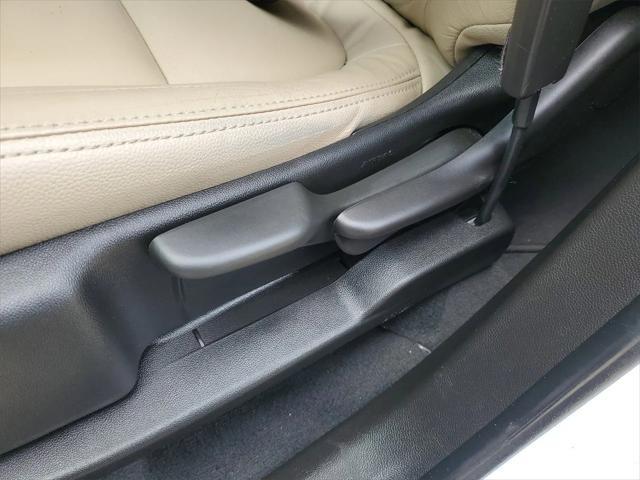 Photo of 2023 Summit White Chevrolet Traverse