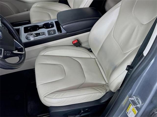 Photo of 2021 Iconic Silver Metallic Ford Edge