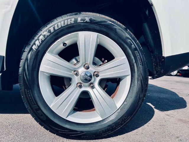 Photo of 2014 White Jeep Compass