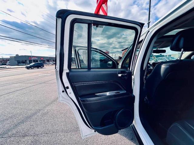 Photo of 2014 White Jeep Compass