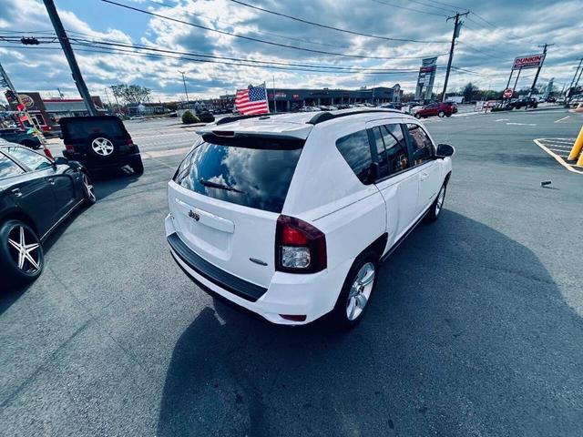 Photo of 2014 White Jeep Compass