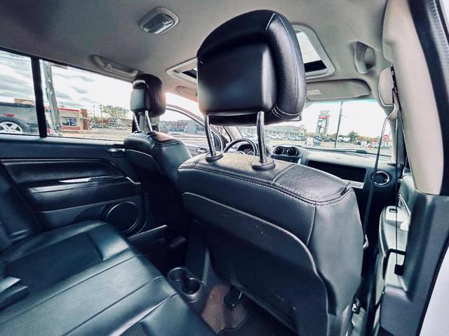 Photo of 2014 White Jeep Compass