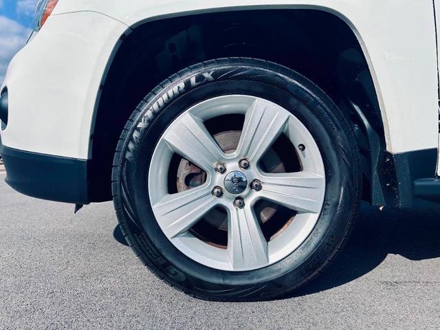 Photo of 2014 White Jeep Compass