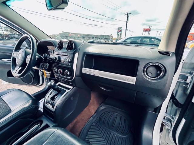 Photo of 2014 White Jeep Compass