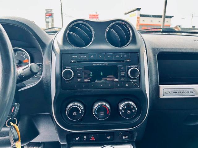 Photo of 2014 White Jeep Compass