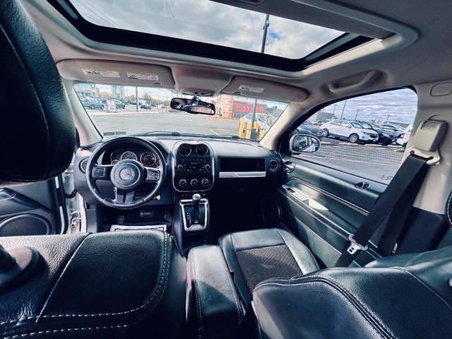 Photo of 2014 White Jeep Compass