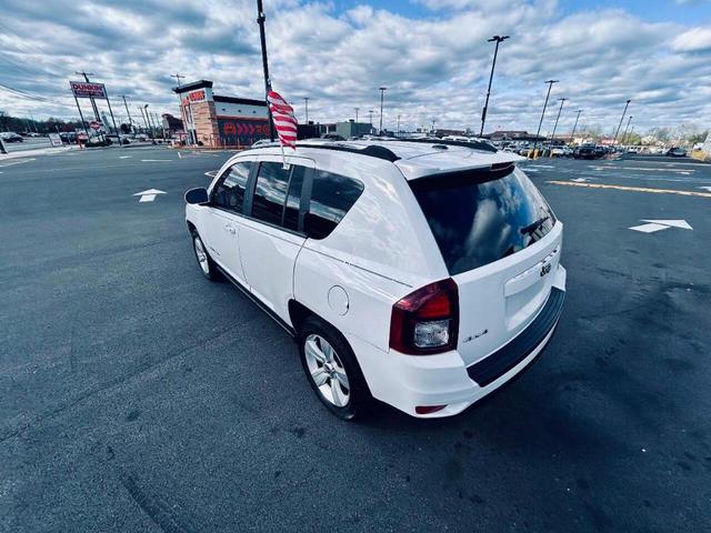 Photo of 2014 White Jeep Compass