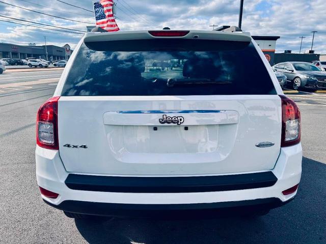 Photo of 2014 White Jeep Compass