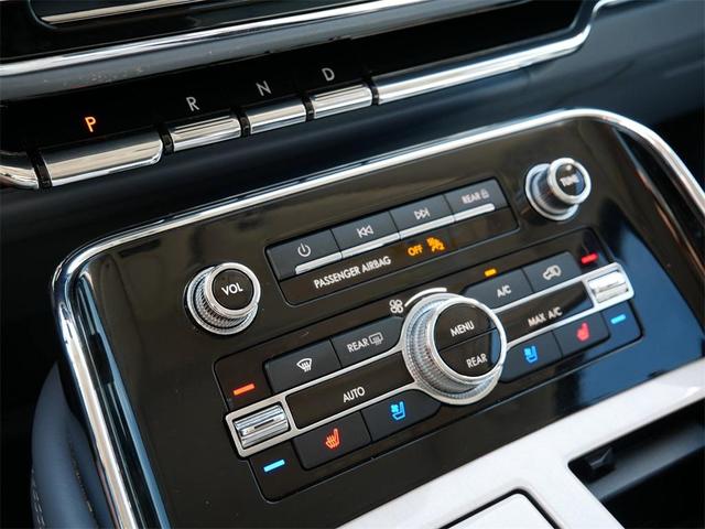 Photo of 2020 White Lincoln Navigator