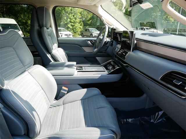 Photo of 2020 White Lincoln Navigator