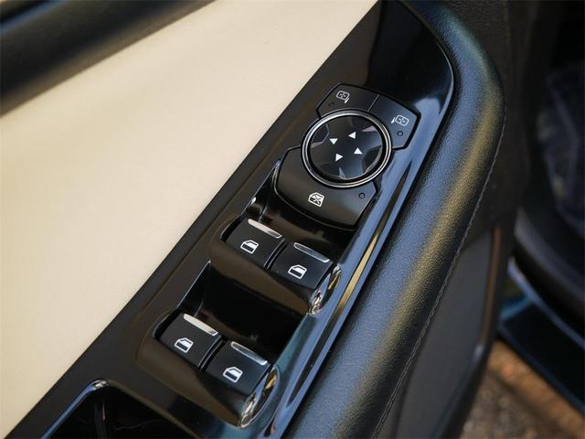 Photo of 2015 Tuxedo Black Metallic Ford Edge