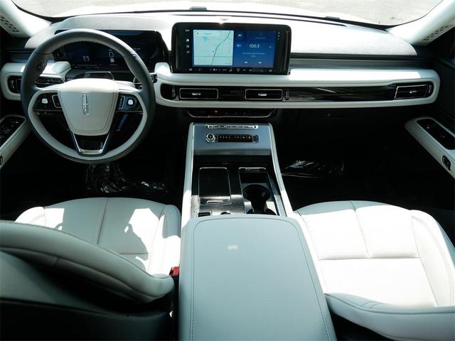 Photo of 2025 White Metallic Lincoln Aviator