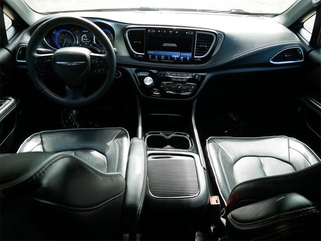 Photo of 2022 Granite Crystal Clearcoat Metallic Chrysler Pacifica