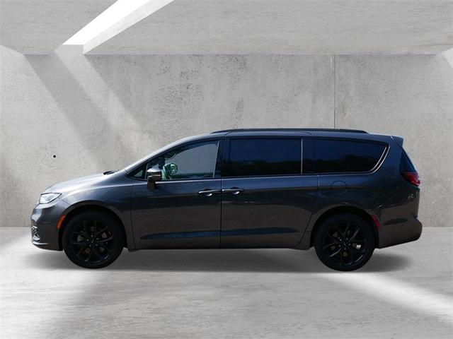 Photo of 2022 Granite Crystal Clearcoat Metallic Chrysler Pacifica
