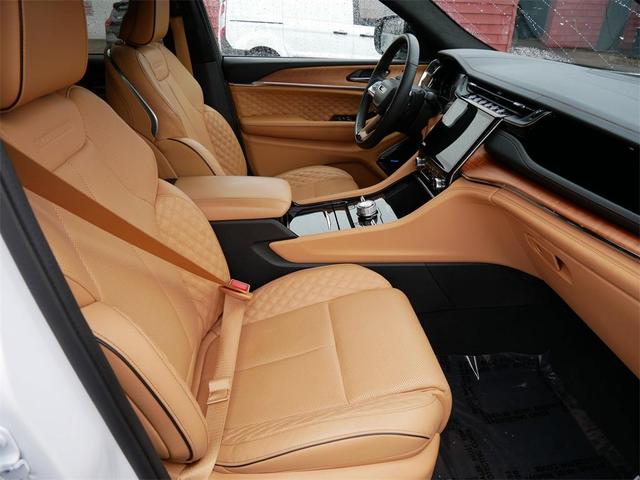 Photo of 2024 Bright White Clearcoat Jeep Grand Cherokee