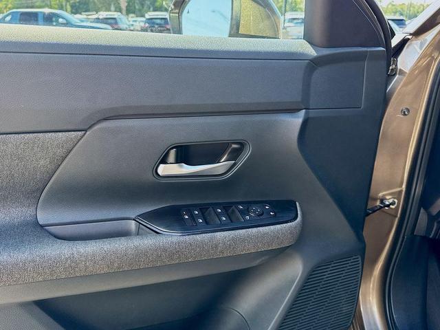 Photo of 2025 Canyon Bronze M Nissan Kicks