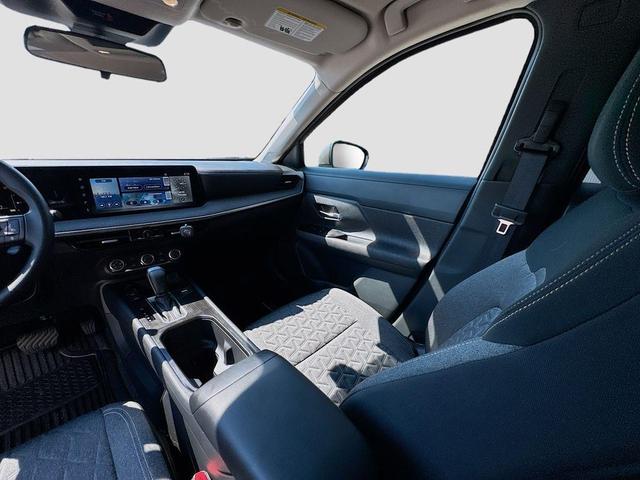 Photo of 2025 Canyon Bronze M Nissan Kicks