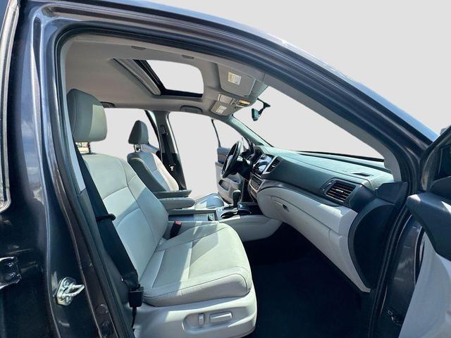 Photo of 2017 Gray Honda Pilot