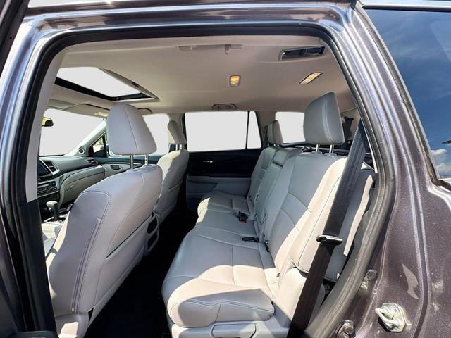 Photo of 2017 Gray Honda Pilot