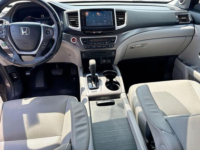 Photo of 2017 Gray Honda Pilot