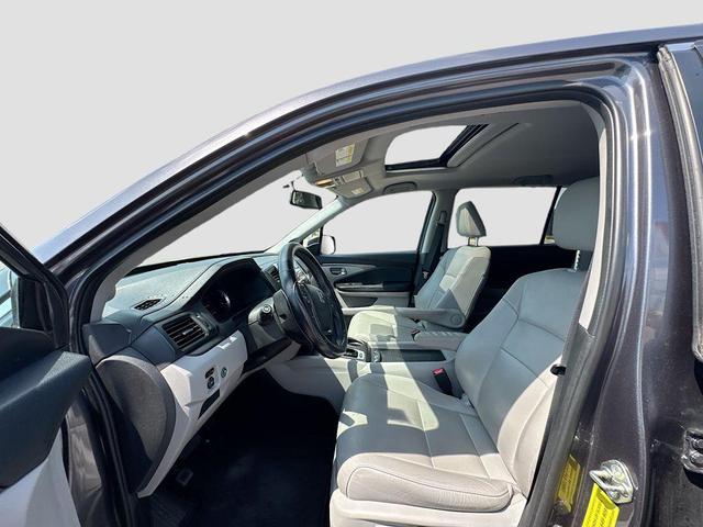Photo of 2017 Gray Honda Pilot