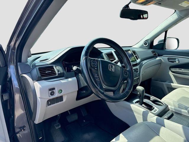 Photo of 2017 Gray Honda Pilot