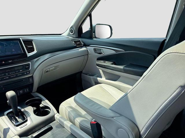 Photo of 2017 Gray Honda Pilot