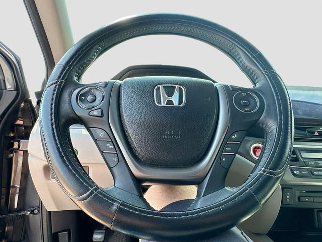 Photo of 2017 Gray Honda Pilot