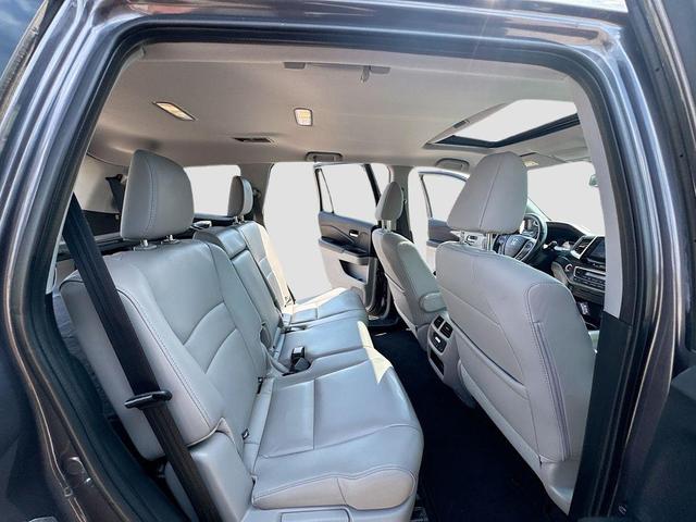 Photo of 2017 Gray Honda Pilot