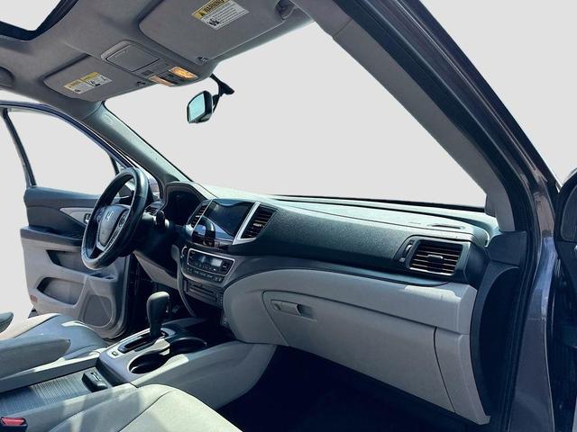 Photo of 2017 Gray Honda Pilot