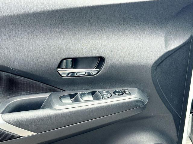 Photo of 2023 Aspen White / Super Black Nissan Kicks