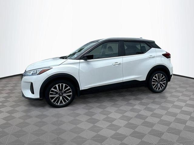 Photo of 2023 Aspen White / Super Black Nissan Kicks