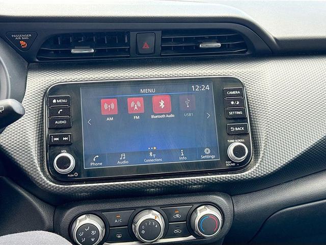 Photo of 2023 Aspen White / Super Black Nissan Kicks