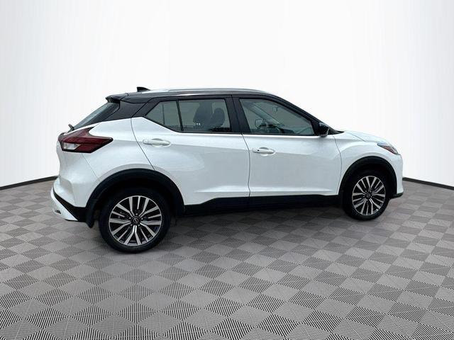 Photo of 2023 Aspen White / Super Black Nissan Kicks