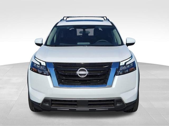 Photo of 2025 Everest White P Nissan Pathfinder