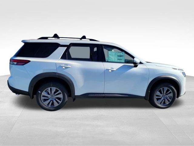 Photo of 2025 Everest White P Nissan Pathfinder