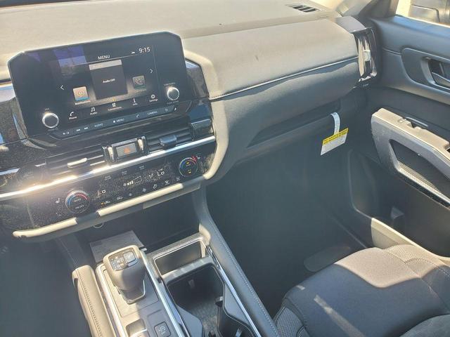 Photo of 2025 Everest White P Nissan Pathfinder