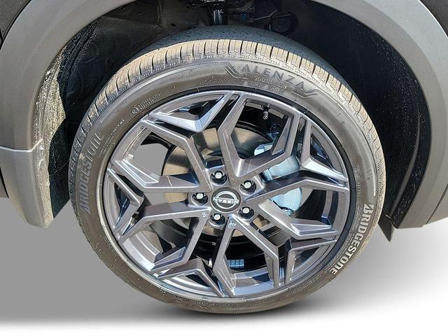 Photo of 2025 Super Black Nissan Kicks