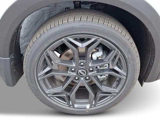 Photo of 2025 Aspen White Tri Nissan Kicks