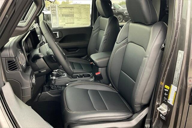 Photo of 2025 Granite Crystal Metallic Clearcoat Jeep Gladiator